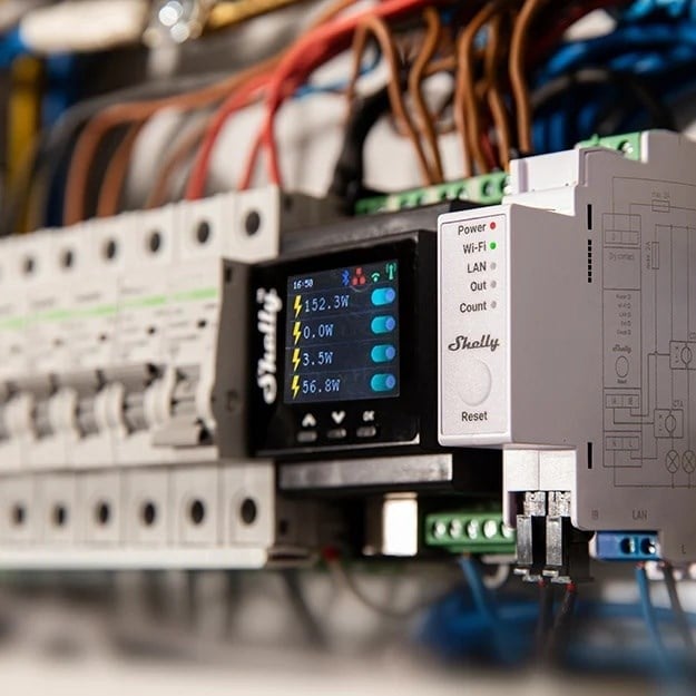 Shelly Pro EM-50 elektrik panosunda enerji izleme uygulama görünümü