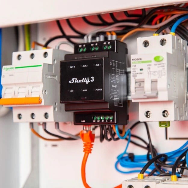Shelly Pro 3 elektrik panosunda DIN ray montajlı akıllı röle kullanım görünümü