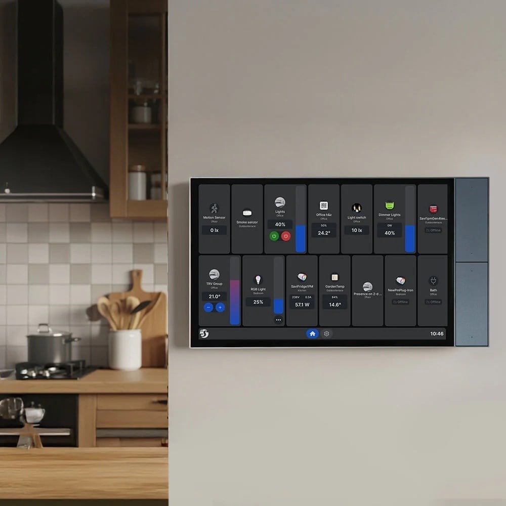 Shelly Wall Display XL Siyah Akıllı Ev Kontrol Paneli mutfak duvarında kullanım görünümü
