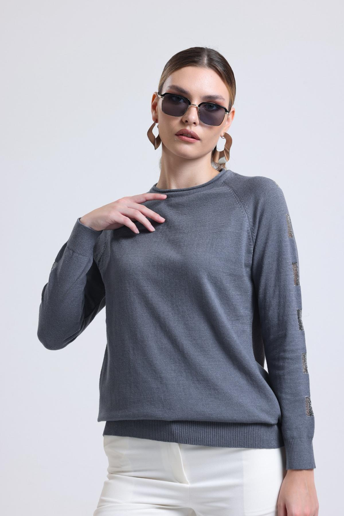 Wholesale Women Gray Glitter Garnished Crew Neck Knit Blouse 717175