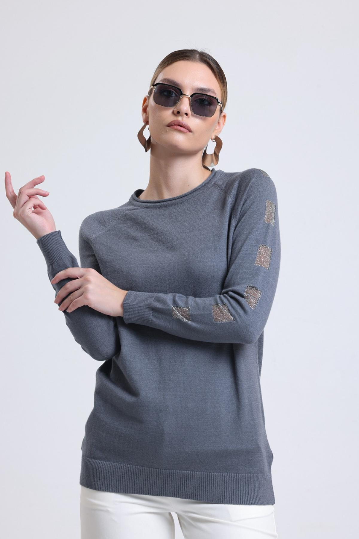 Wholesale Women Gray Glitter Garnished Crew Neck Knit Blouse 717175