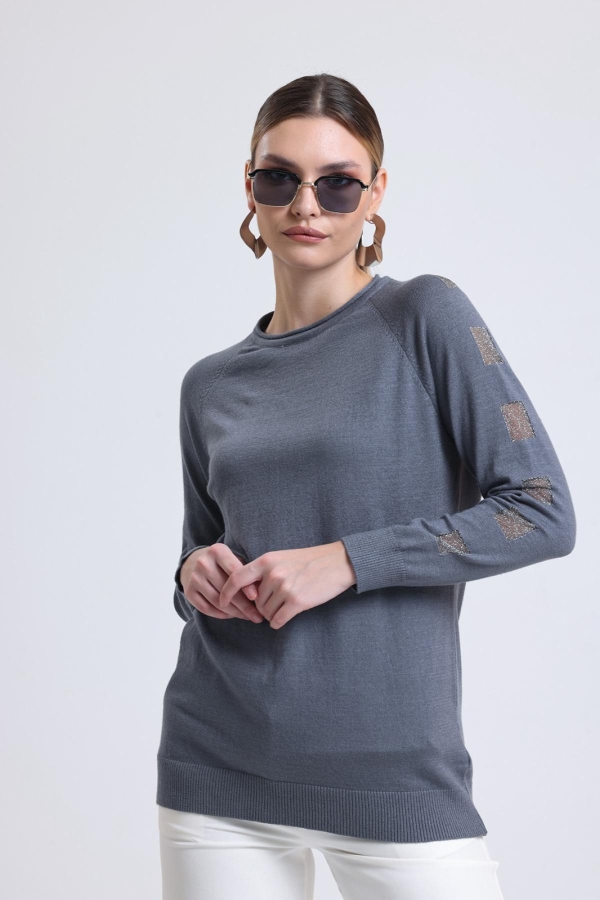 Wholesale Women Gray Glitter Garnished Crew Neck Knit Blouse 717175