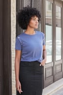 JUMENTKadın Kaliteli Modal Kumaş Sıfır Yaka Düğme Aksesuarlı Kısa Kol T-shirt Bluz-İndigo