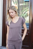 JUMENTKadın Modal İpeksi Likralı Kumaş V Yaka Duble Kollu Apoletli Yanları Yırtmaçlı T-shirt Bluz-Kahve