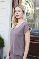 JUMENTKadın Modal İpeksi Likralı Kumaş V Yaka Duble Kollu Apoletli Yanları Yırtmaçlı T-shirt Bluz-Kahve