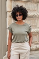 JUMENTKadın Modal Penye Geniş Sıfır Yaka Düşük Omuzlu Apoletli Kısa Kol T-shirt Bluz-Haki
