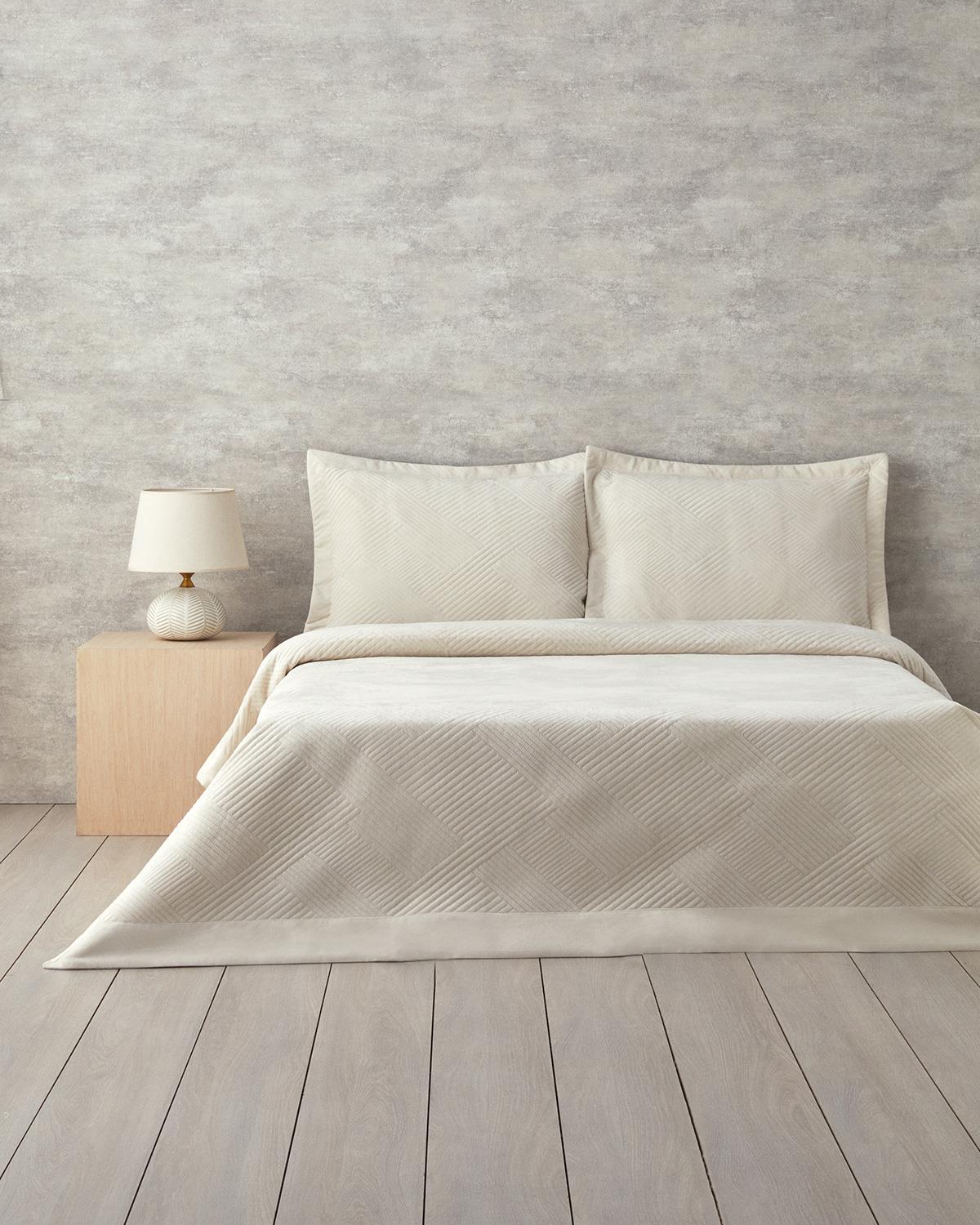 Clarity Kadife Çift Kişilik Yatak Örtüsü Takımı 240X260 cm Ekru
