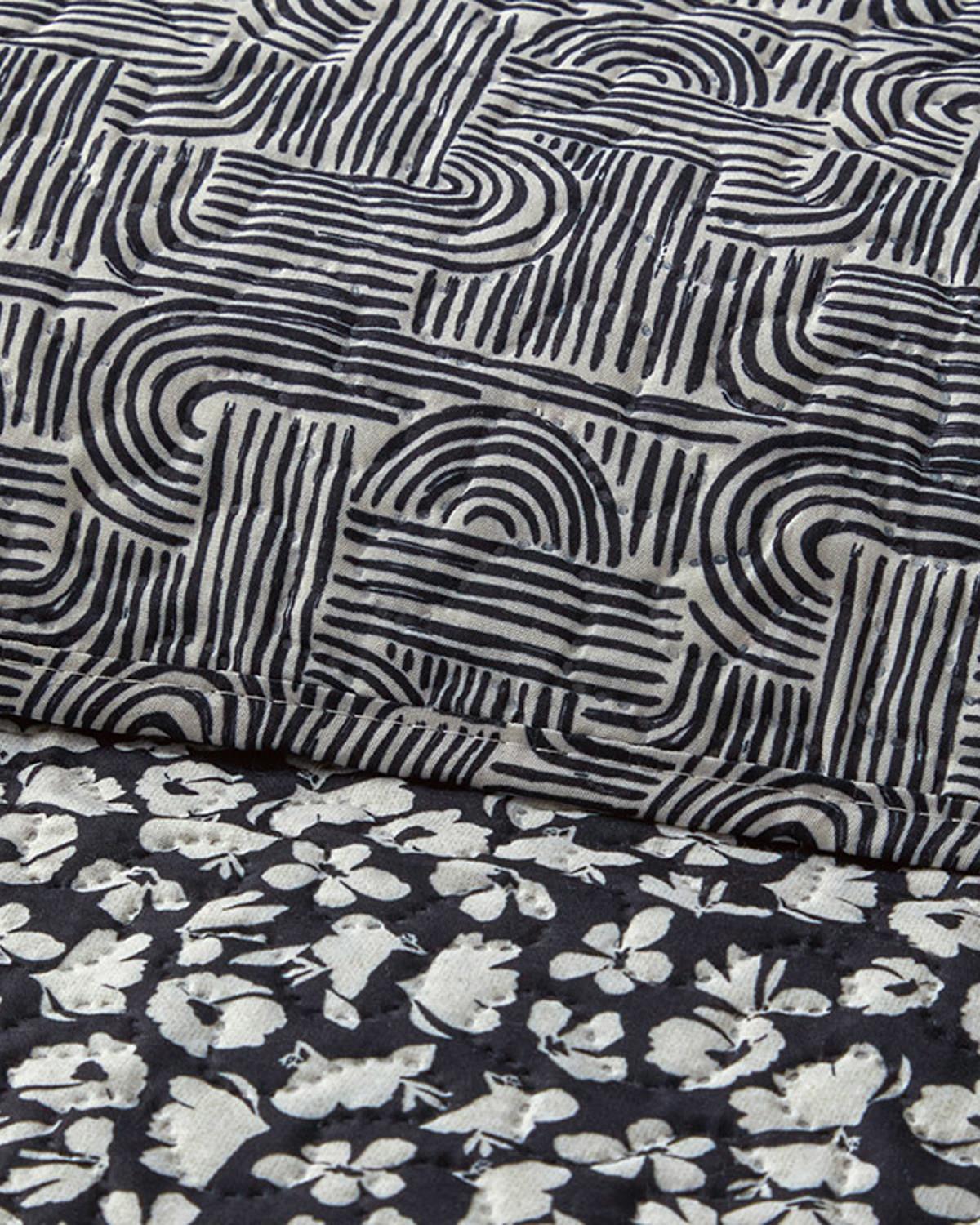 Flowery Modern Çok Amaçlı Tek Kişilik Yatak Örtüsü Takımı Siyah