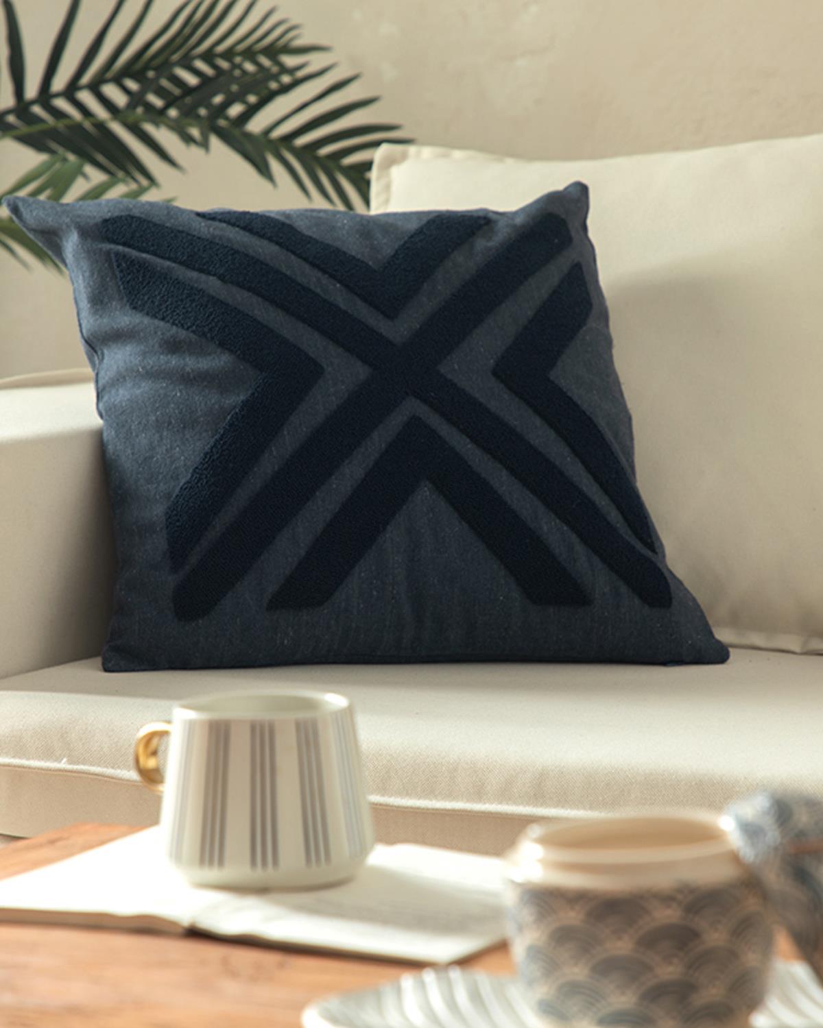 Petale Punch Nakışlı Kırlent Kılıfı 45x45 cm İndigo