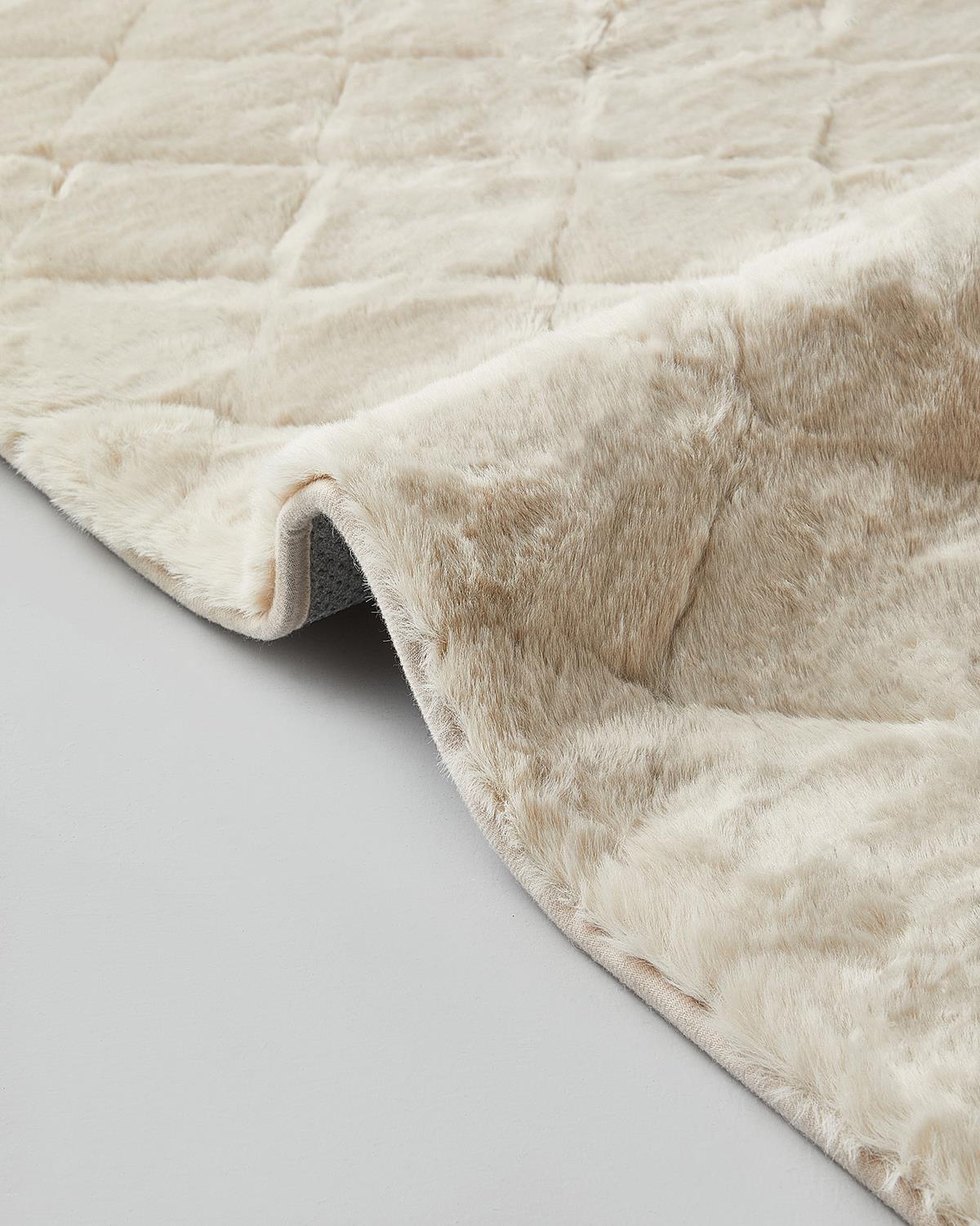 Soft Touch Rabbit Pelüş Halı Bej