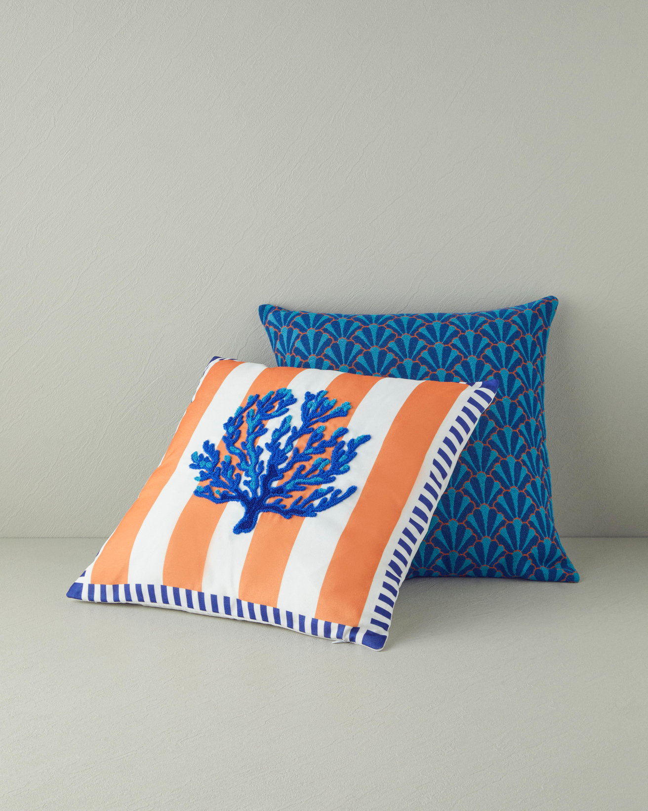 Corallo Punch Nakışlı Dekoratif Kırlent Lacivert-Turuncu