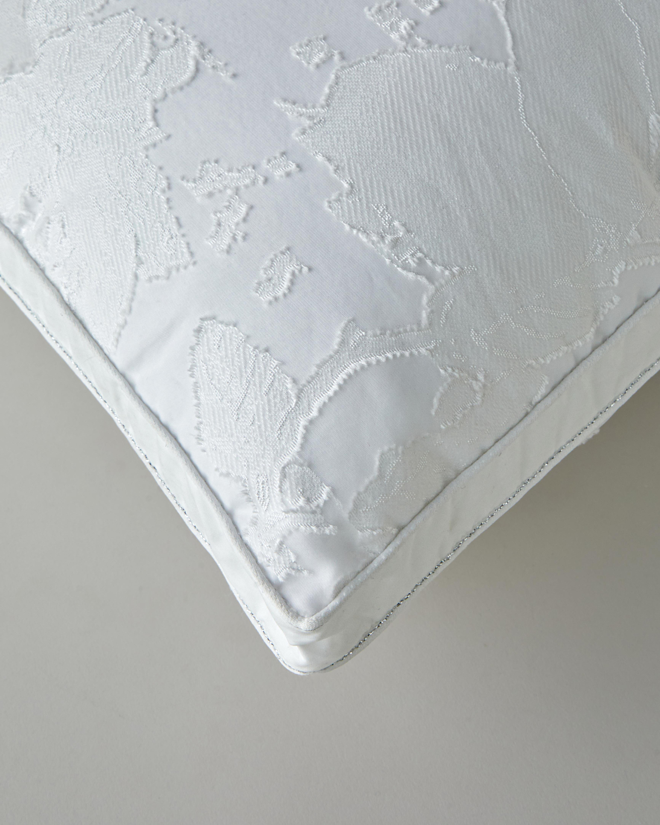 Fleur 3D Jakarlı Yastık 50x70 cm Beyaz