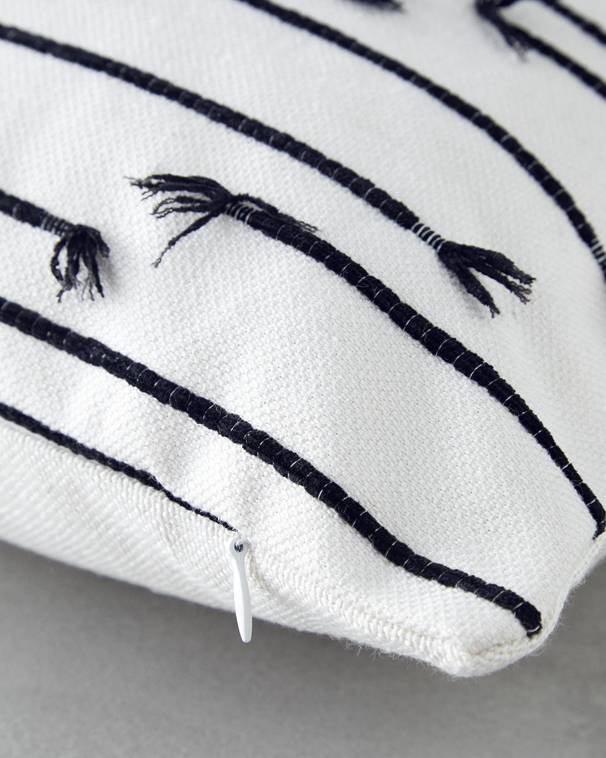 Fringe Jakarlı Dekoratif Kırlent 35x50 cm Ekru-Siyah