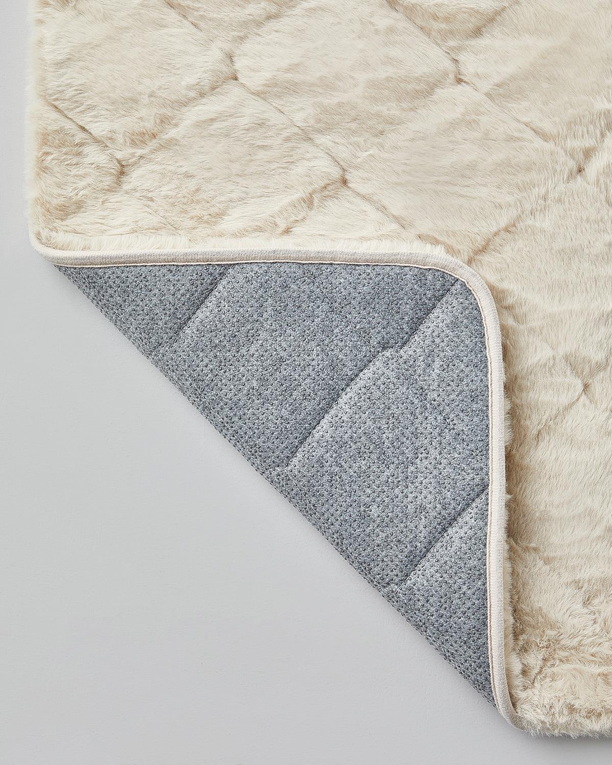 Soft Touch Rabbit Pelüş Halı Bej