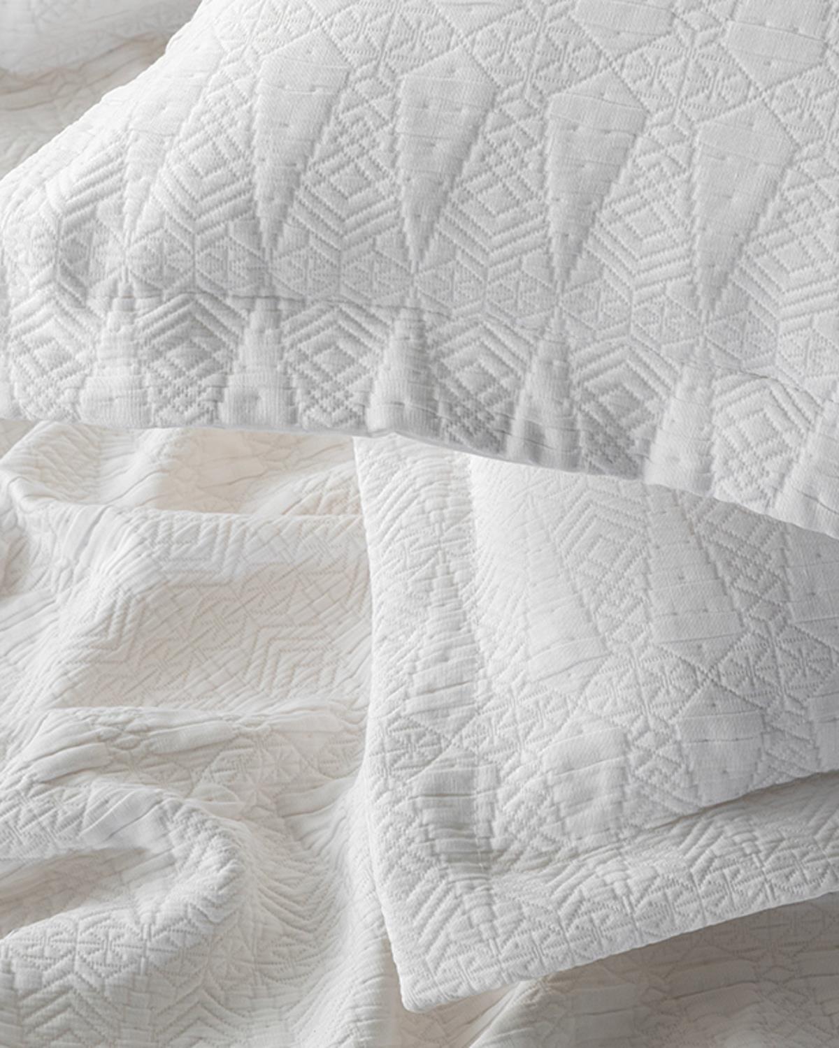 Triangle Polycotton Jakarlı Çift Kişilik Yatak Örtüsü Takımı Beyaz