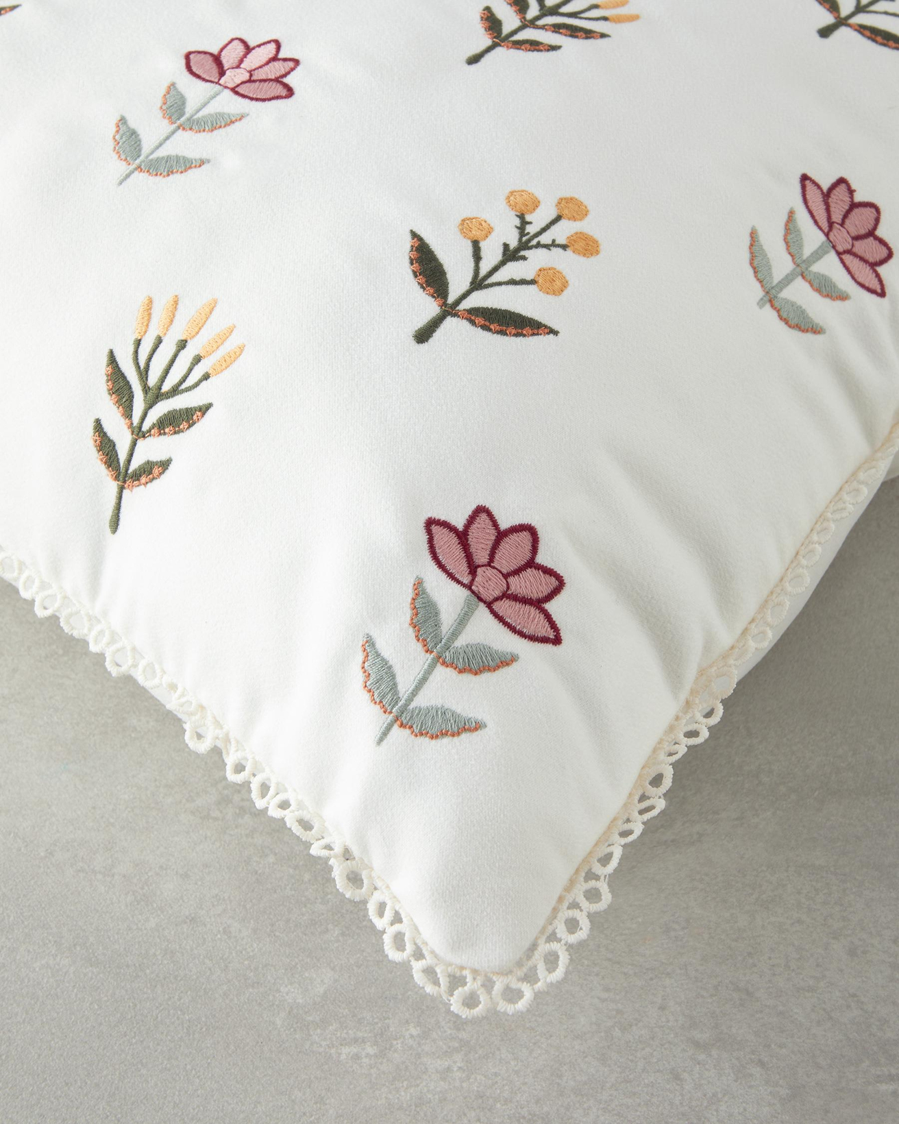 Zaira Nakışlı Dekoratif Kırlent 45x45 cm Ekru