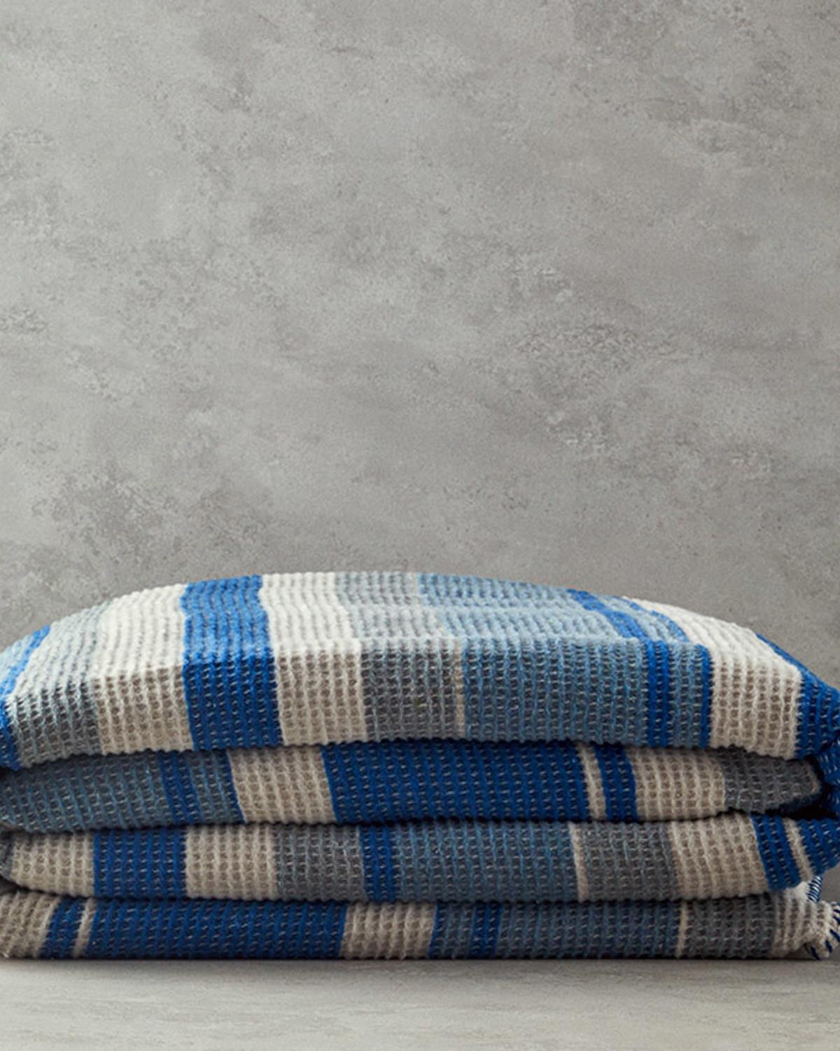 Striped Dört Mevsim Çift Kişilik Battaniye Mavi