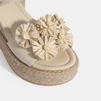 Kadın Bej Çiçek Aksesuarlı Ayarlanabilir Tokalı Deri Sandalet