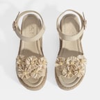 Kadın Bej Çiçek Aksesuarlı Ayarlanabilir Tokalı Deri Sandalet