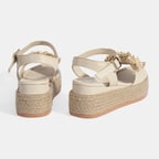 Kadın Bej Çiçek Aksesuarlı Ayarlanabilir Tokalı Deri Sandalet