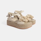 Kadın Bej Çiçek Aksesuarlı Ayarlanabilir Tokalı Deri Sandalet