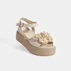 Kadın Bej Çiçek Aksesuarlı Ayarlanabilir Tokalı Deri Sandalet