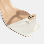 Kadın Beyaz Metal Aksesuarlı Parmak Arası Topuklu Ayakkabı