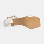 Kadın Beyaz Metal Aksesuarlı Parmak Arası Topuklu Ayakkabı