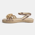 Kadın Platin Ayarlanabilir Tokalı Çiçek Detaylı Metalik Deri Sandalet