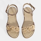 Kadın Platin Ayarlanabilir Tokalı Çiçek Detaylı Metalik Deri Sandalet