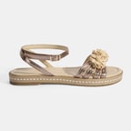 Kadın Platin Ayarlanabilir Tokalı Çiçek Detaylı Metalik Deri Sandalet