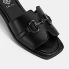 Kadın Siyah Metal Toka Aksesuarlı Deri Terlik