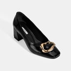 Kadın Siyah Metal Toka Aksesuarlı Rugan Topuklu Ayakkabı