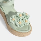 Kadın Yeşil Çiçek Aksesuarlı Ayarlanabilir Tokalı Deri Sandalet