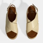 Krem Kadın Toka Detaylı Deri Sandalet