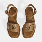 Taba Kadın Metal Aksesuarlı Ayarlanabilir Tokalı Deri Sandalet 