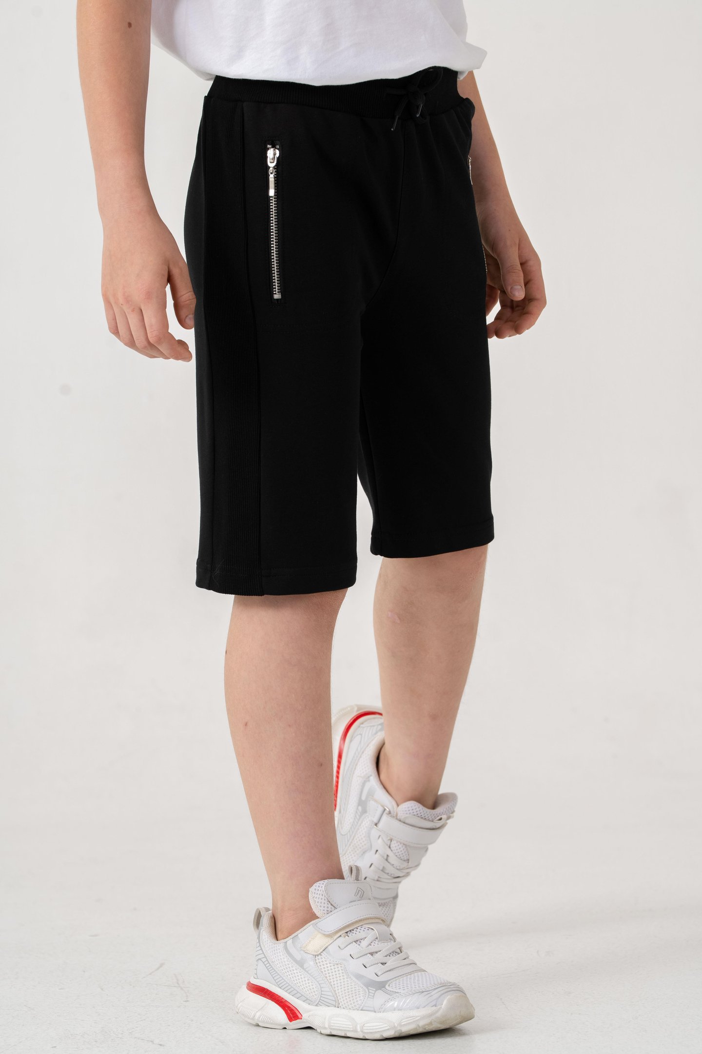 Kemer Ve Yanlar Ribanalı Cepler Fermuarlı Erkek Çocuk Şort