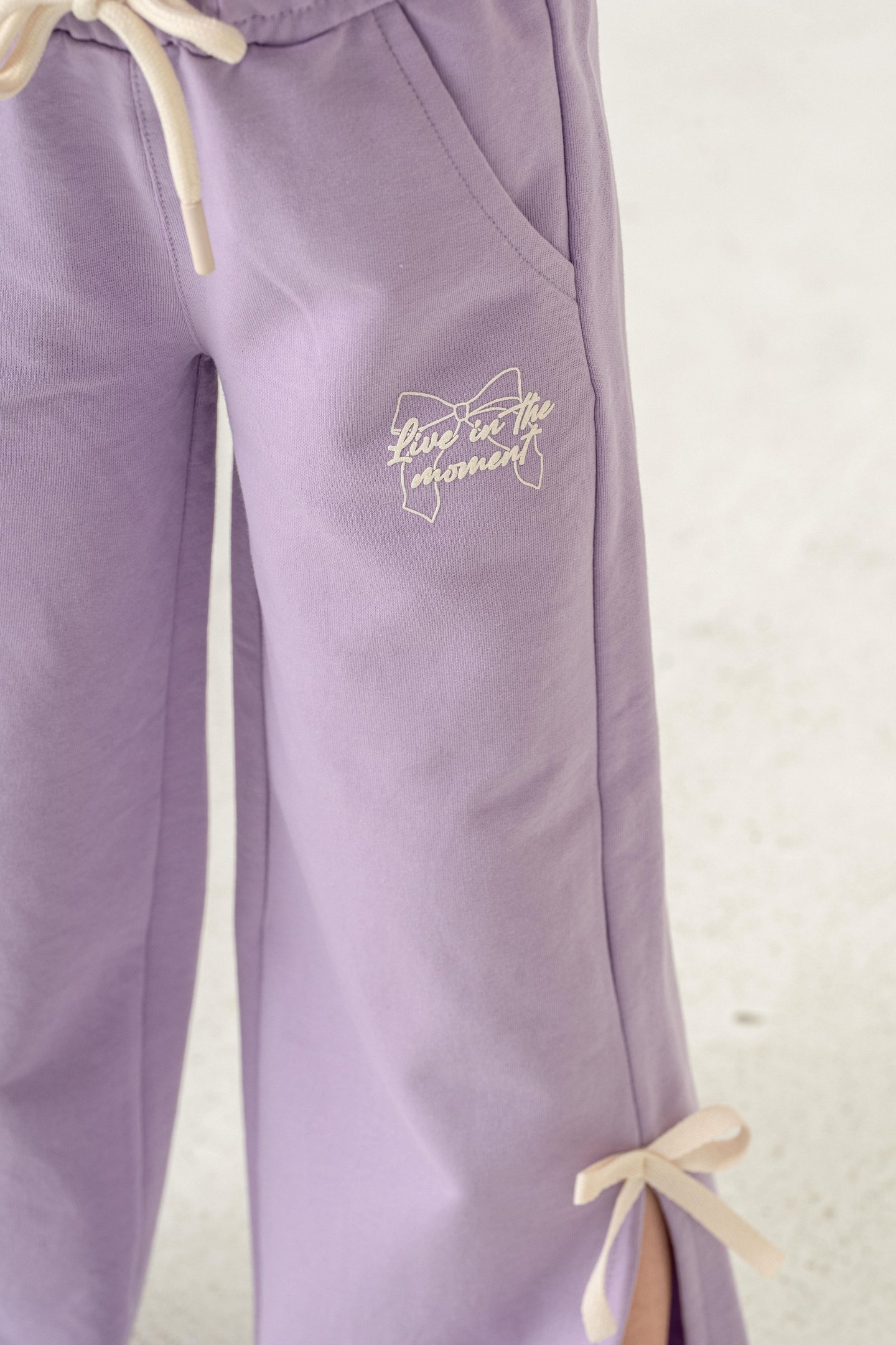 Live In The Moment Baskılı Paçalar Yırtmaçlı Fiyonklu Kız Çocuk Eşofman Altı