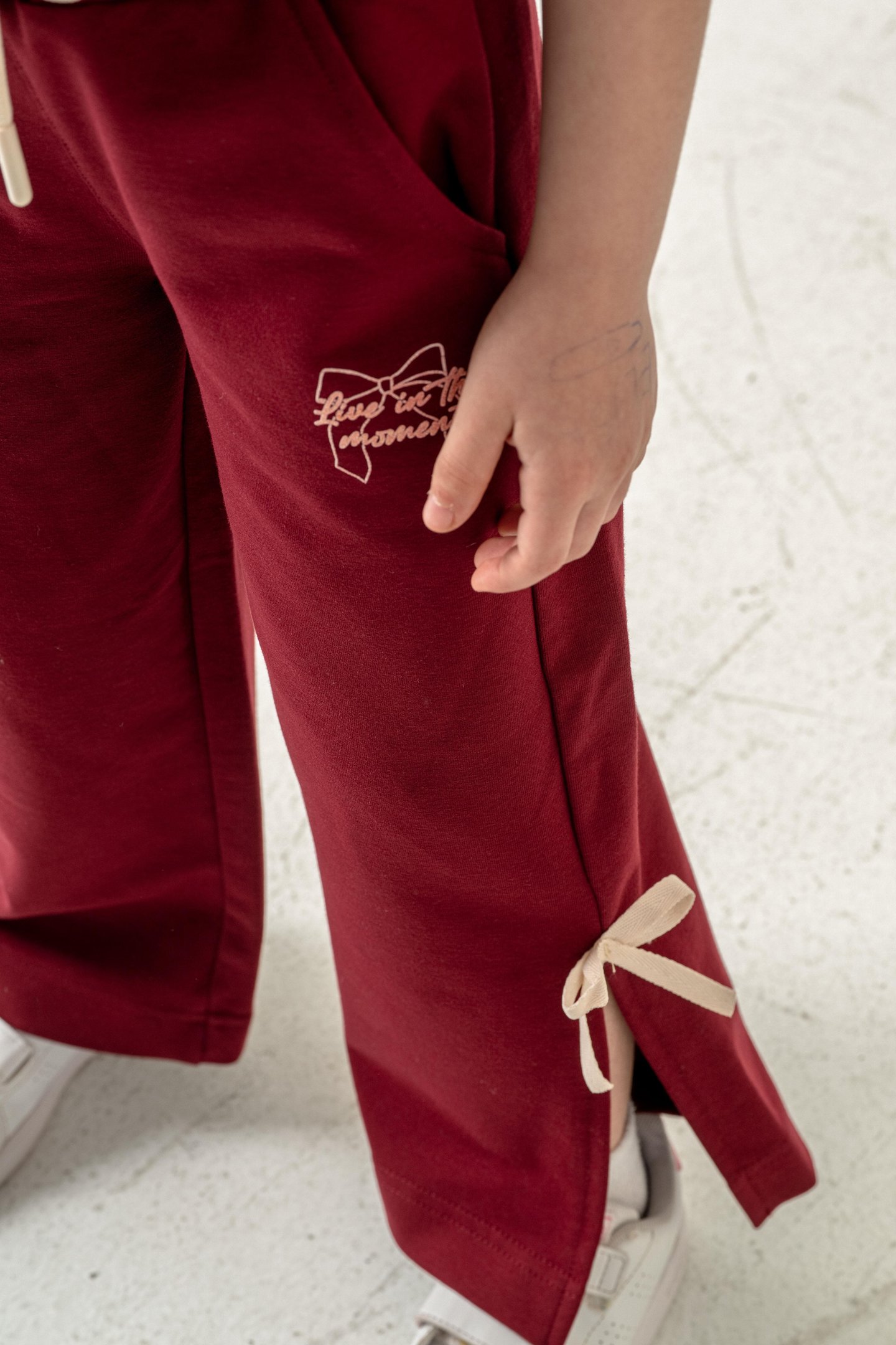 Live In The Moment Baskılı Paçalar Yırtmaçlı Fiyonklu Kız Çocuk Eşofman Altı