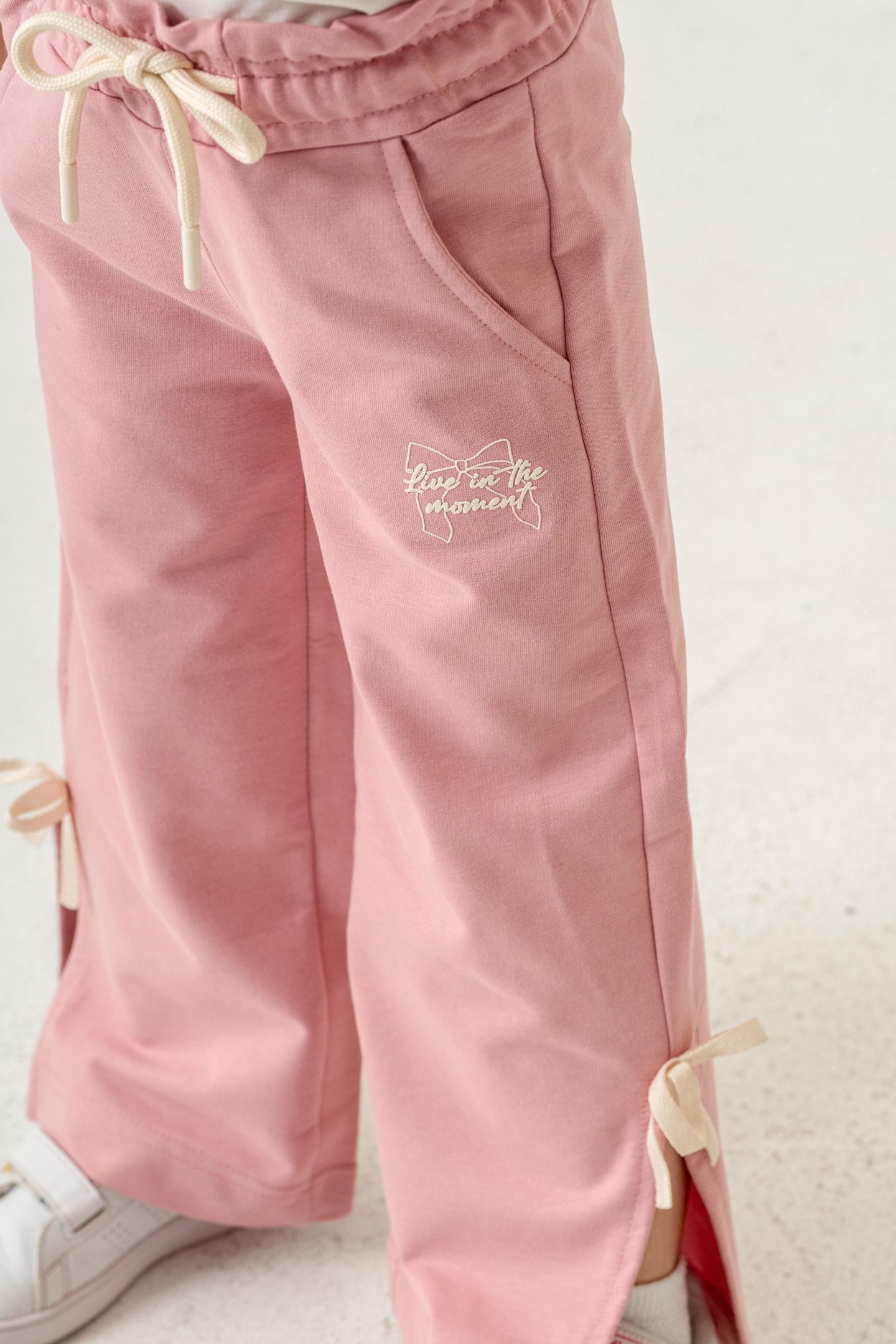 Live In The Moment Baskılı Paçalar Yırtmaçlı Fiyonklu Kız Çocuk Eşofman Altı