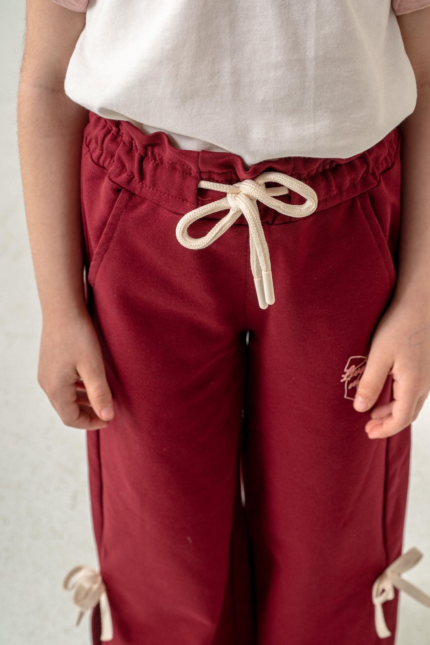 Live In The Moment Baskılı Paçalar Yırtmaçlı Fiyonklu Kız Çocuk Eşofman Altı