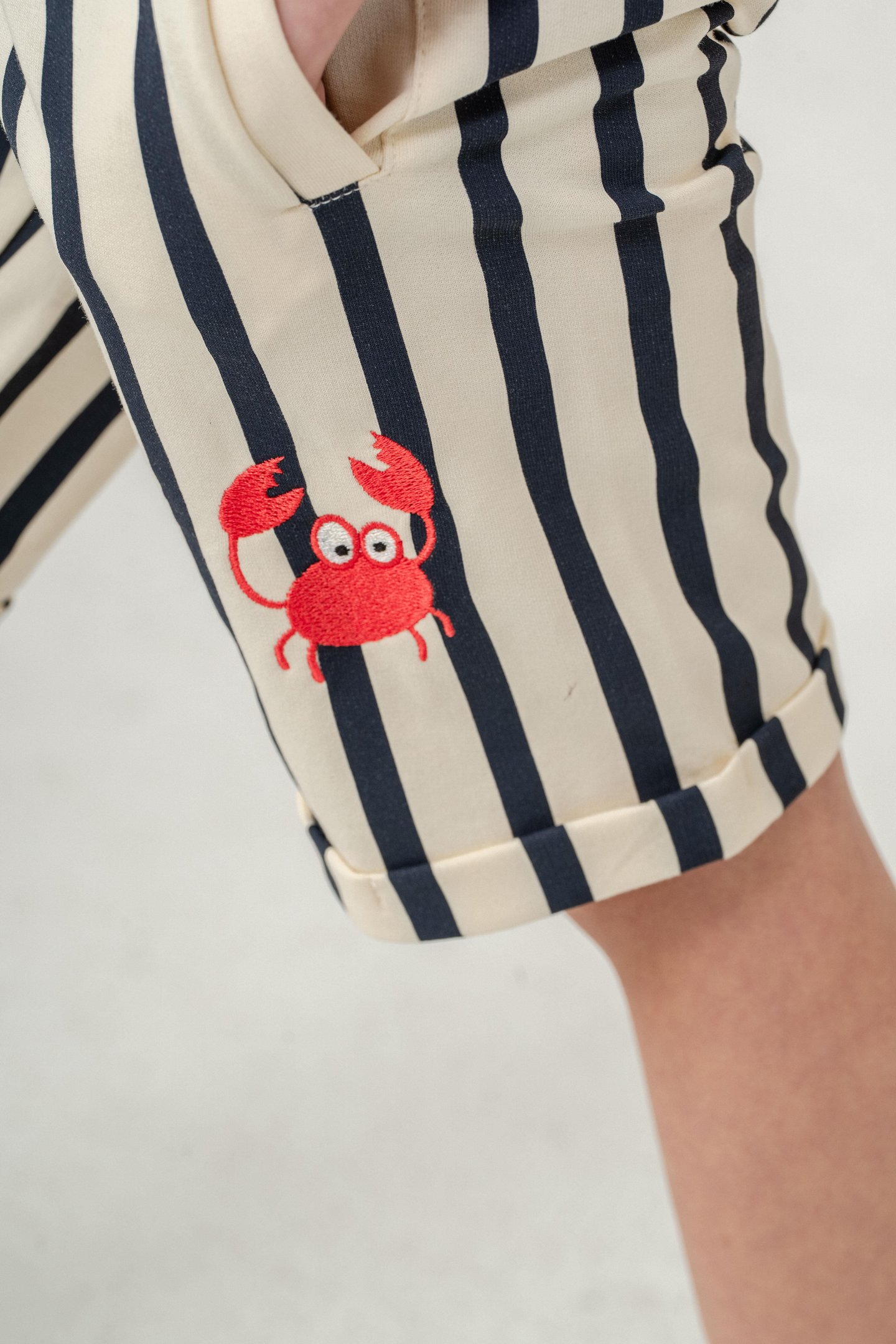 Tüm Alan Çizgili Yengeç Baskılı Erkek Çocuk Şort