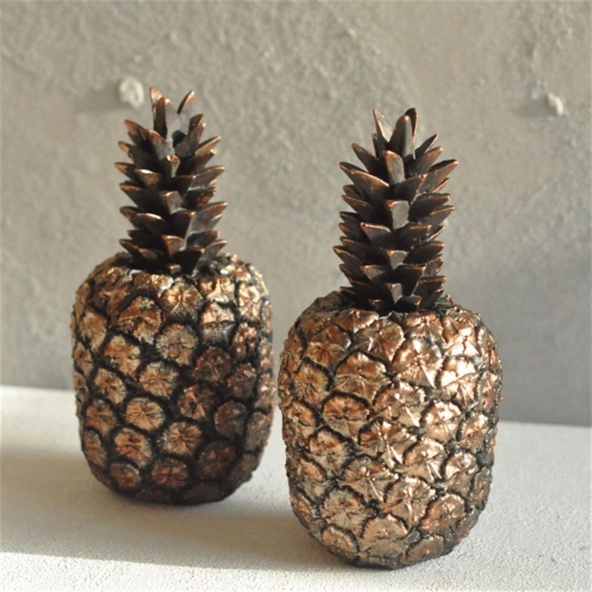 كائن الأناناس مع تفاصيل النحاس