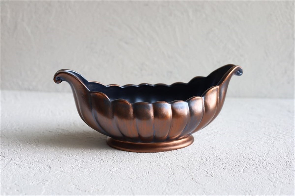 طبق جندول من السيراميك بتفاصيل نحاسية