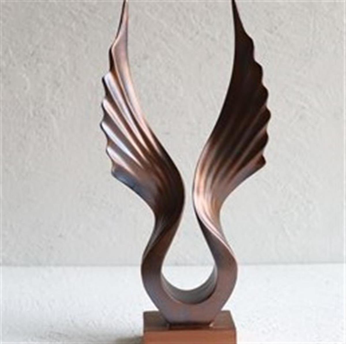 كائن جناح تجريدي بتفاصيل نحاسية