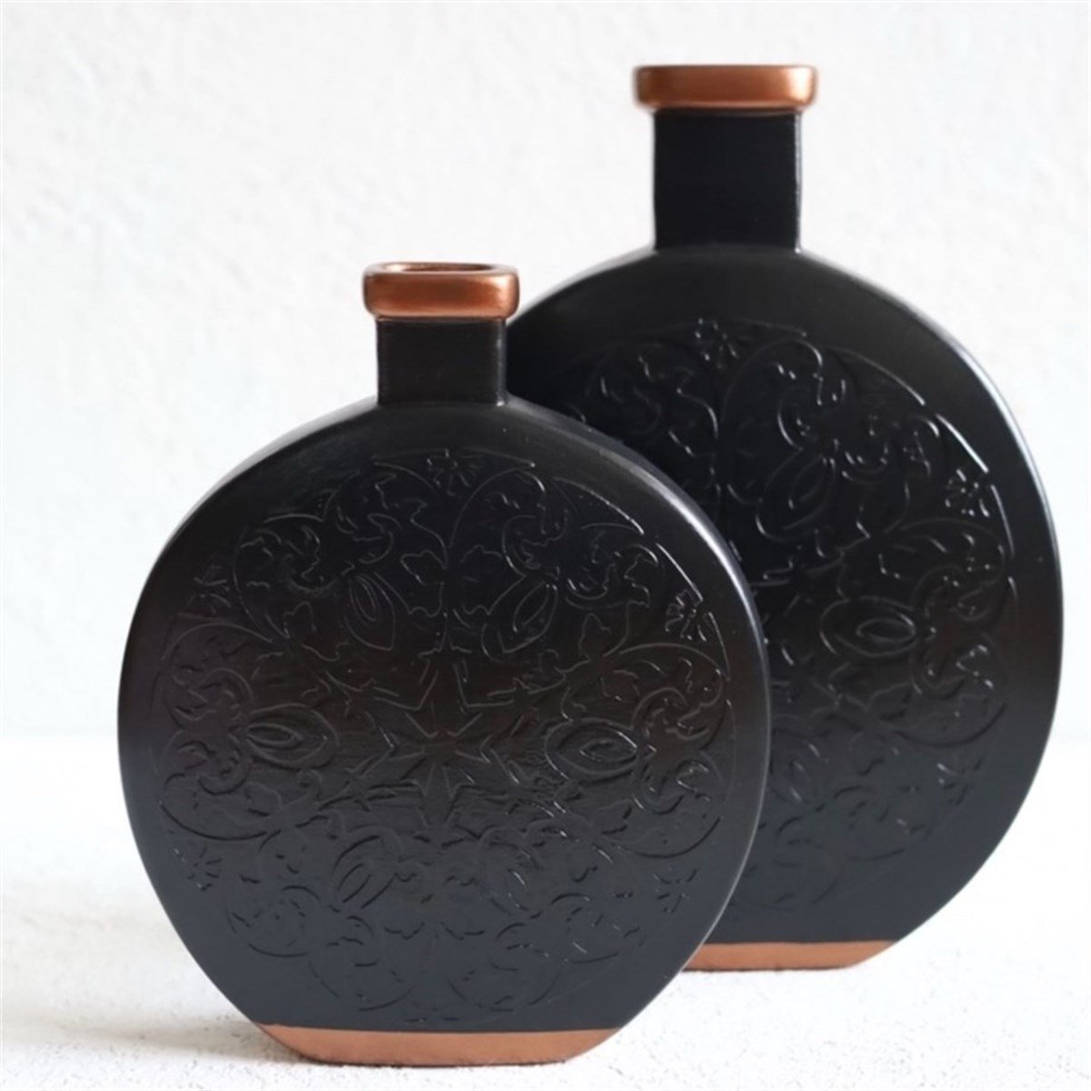 مزهرية سيراميك مزدوجة من سلسلة مينسا مصنوعة من النحاس