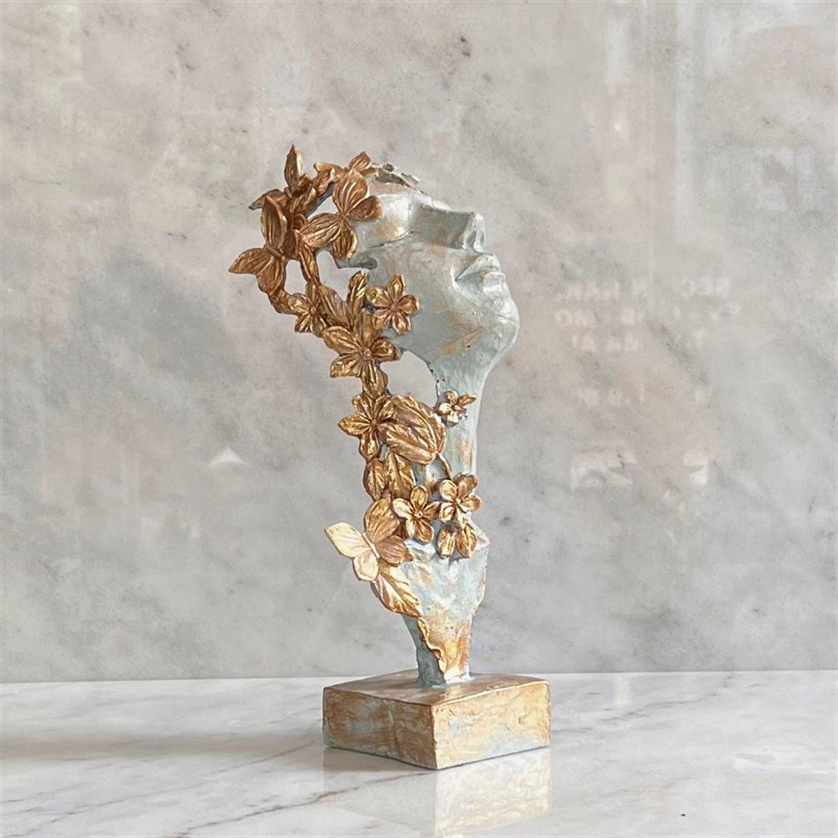 كائن قناع امرأة الفراشة بيلا