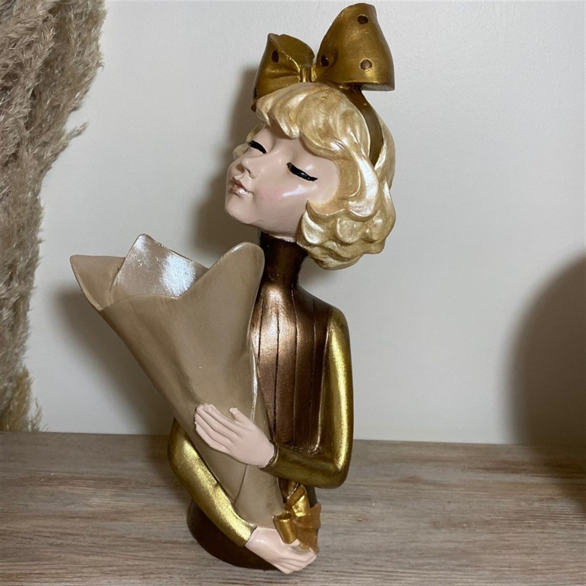 فتاة مع كائن باقة