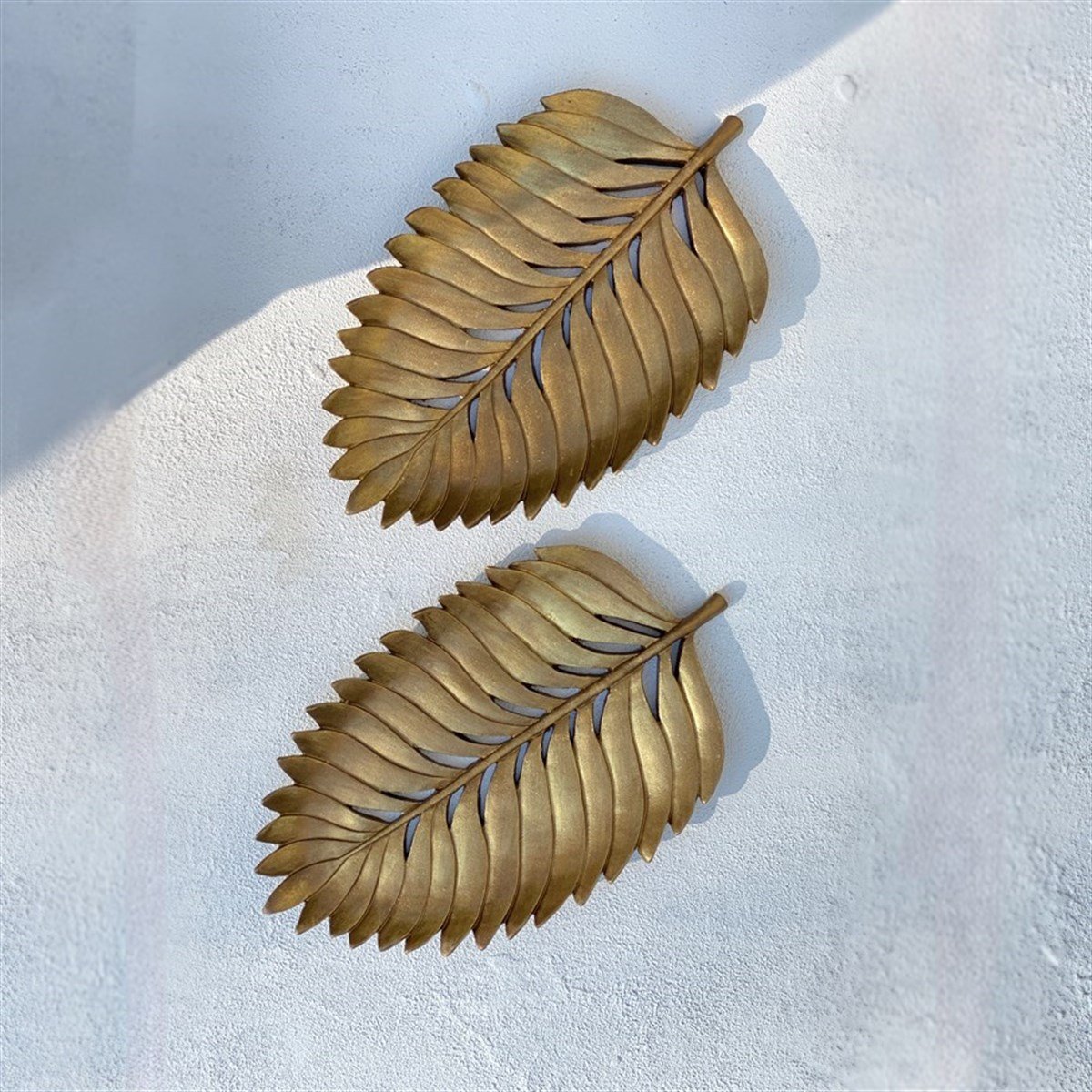 طبق أوراق الشجر المزخرف باللون الذهبي