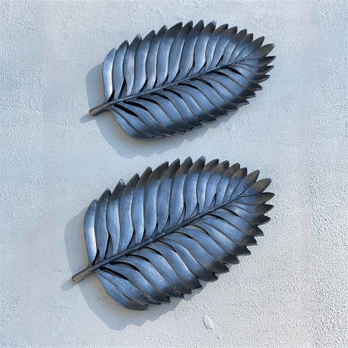 طبق أوراق الشجر المزخرف باللون الفضي